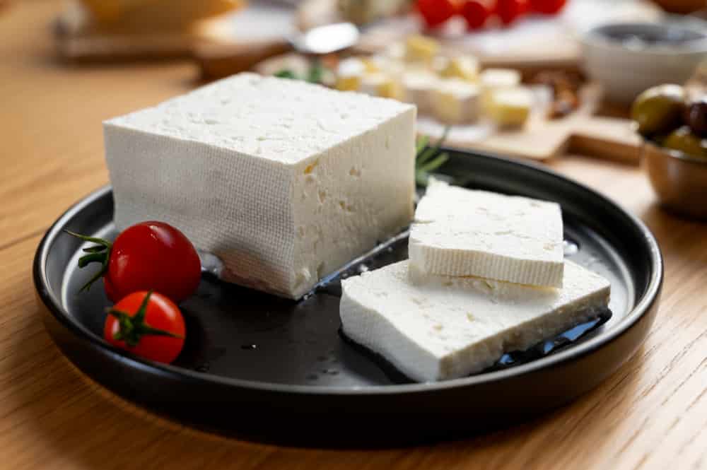 Descubre las características del queso fresco: textura sabor y usos